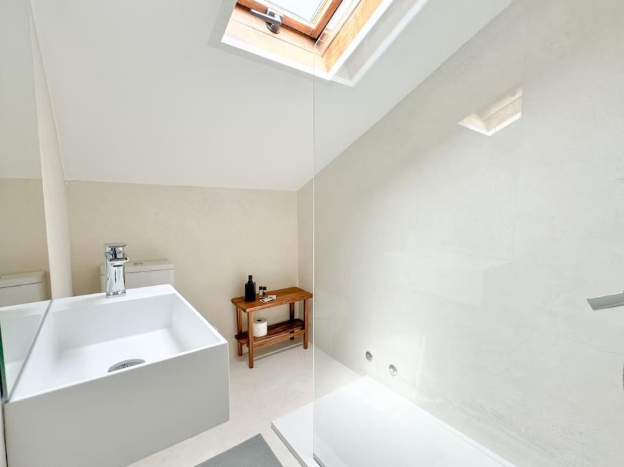 Costa Inn Beach House With Pool By Homeful Homes Costa da Caparica Exterior photo