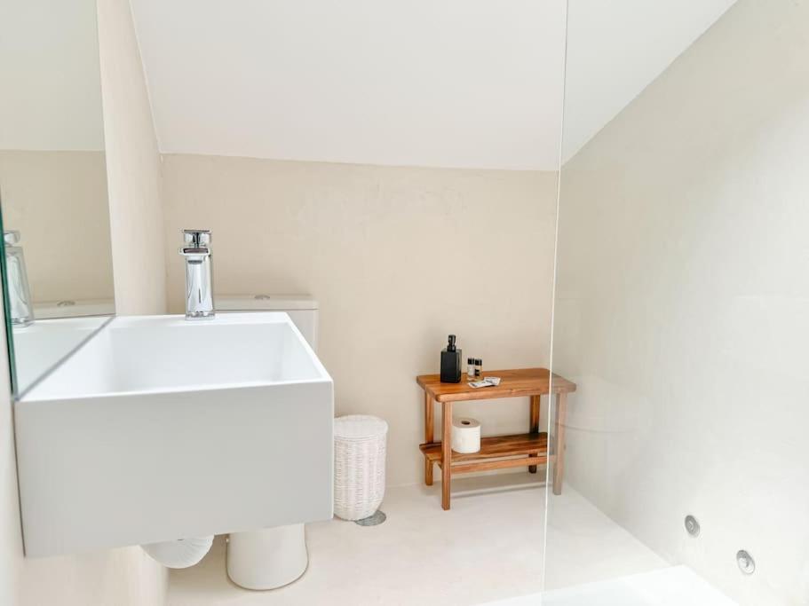 Costa Inn Beach House With Pool By Homeful Homes Costa da Caparica Exterior photo