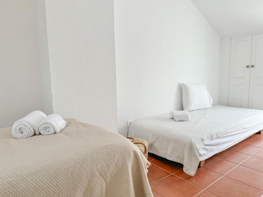 Costa Inn Beach House With Pool By Homeful Homes Costa da Caparica Exterior photo