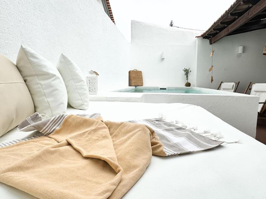 Costa Inn Beach House With Pool By Homeful Homes Costa da Caparica Exterior photo